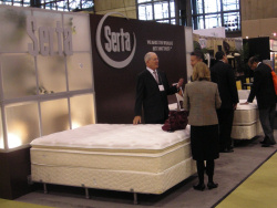SERTA「サータ」のベッドが出展されているアメリカホテル業界の見本市・展示会 International HOTEL/MOTEL & RESTAURANT SHOW 17